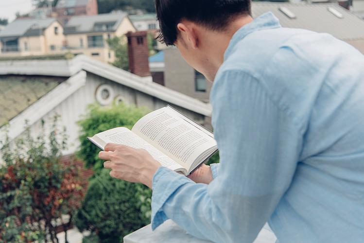 新澳門2025年正版免費和坐著看書月薪過萬與坐著看書的人